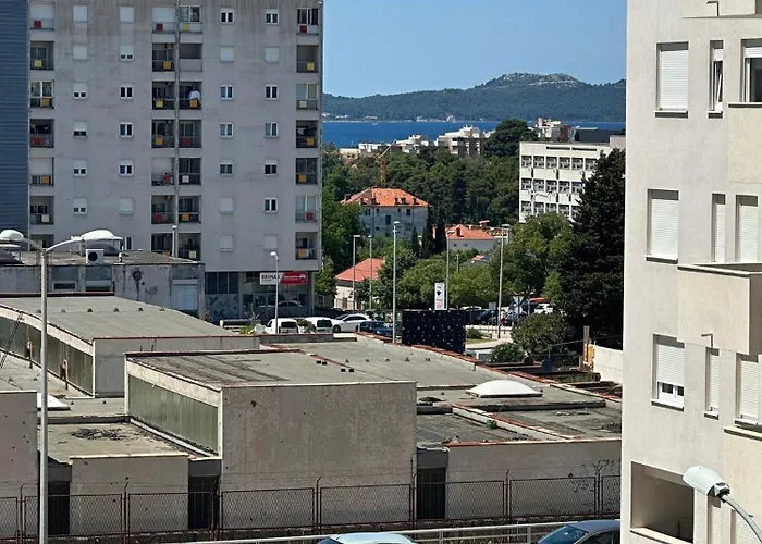 Sunlight - Free Parking & Balcony Appartamento Zara